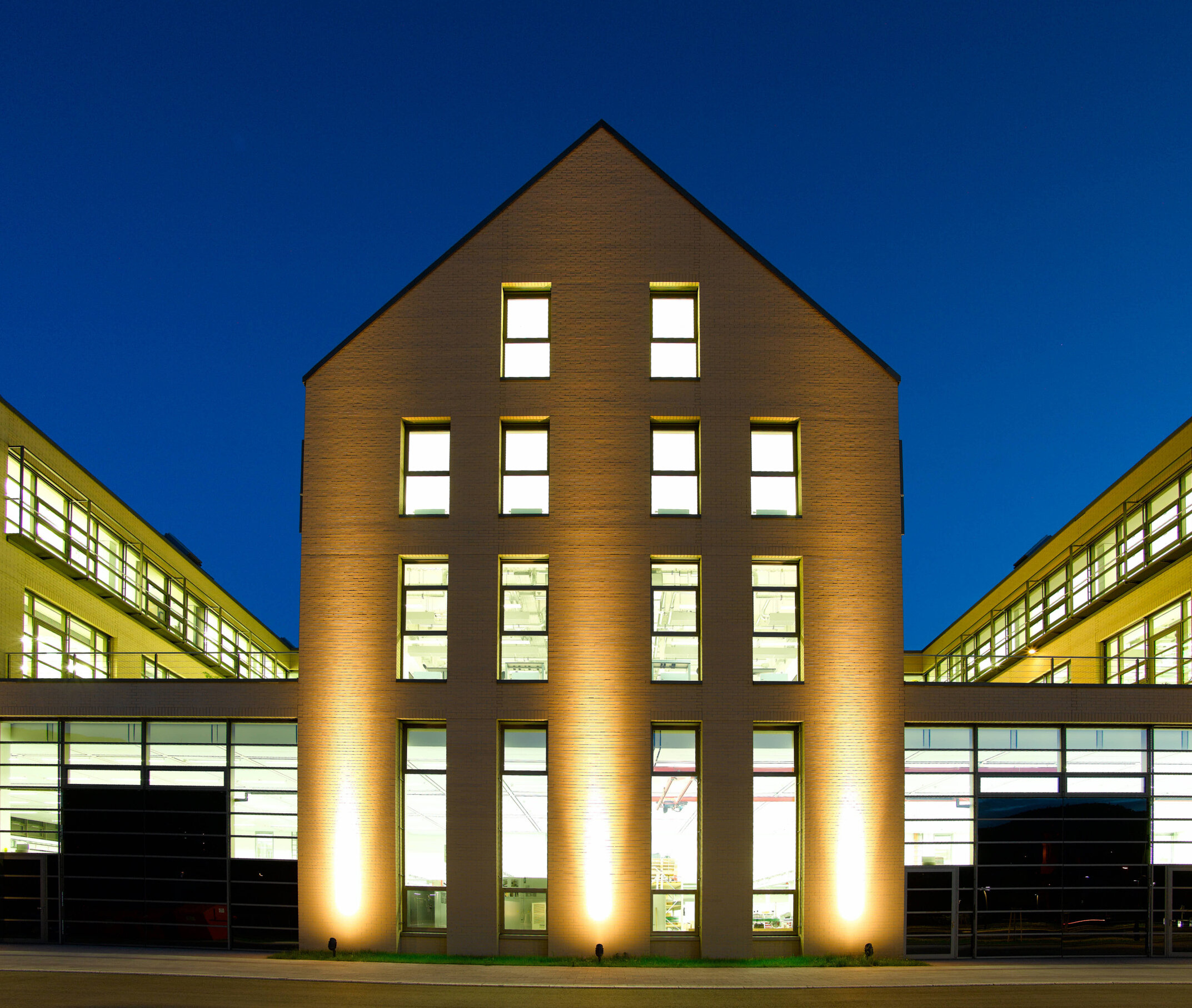 Technologiezentrum in der Dämmerung